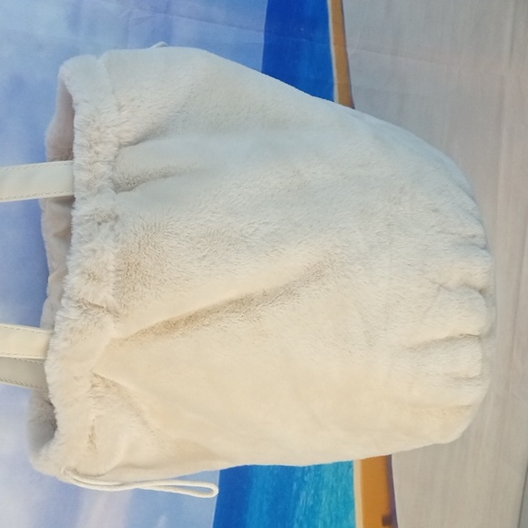 🌼🍒 Cream Faux Fur Bunny Drawstring Bag - Picture 2 of 6